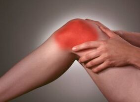 Das Symptom für Arthrose sind schwere Schmerzen im Kniebereich