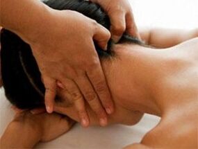 Nackenmassage bei Osteochondrose