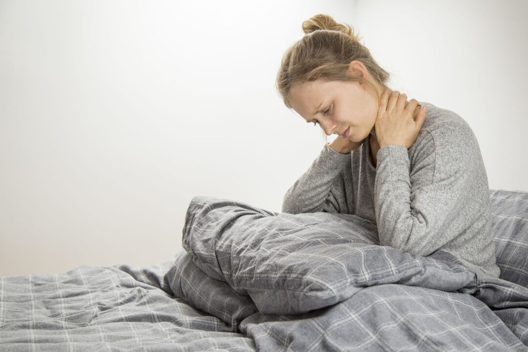 Frau mit Symptomen einer zervikalen Osteochondrose